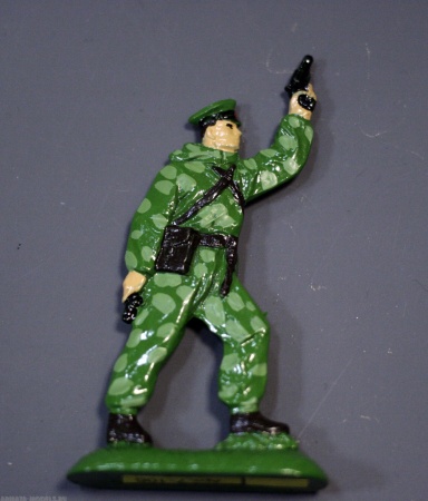 7-106 окрашеная фигура Пограничник с ракетницей Солдатики "Ура"