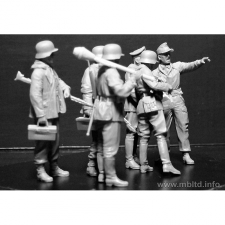Набор фигурок MB35162 Фигуры Lets stop them here!, Немецкие военные, 1945 Master Box (MB)