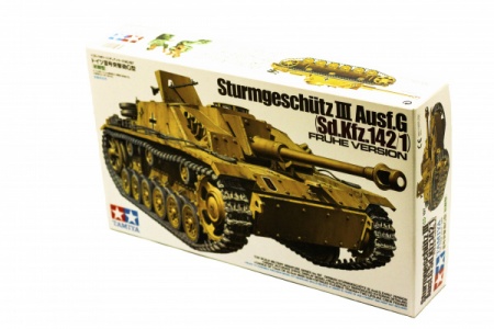 35197 Cамоходное орудие Sturmgeschuetz III Ausf.G (ранняя версия) c 2 фигурами танкистов Tamiya