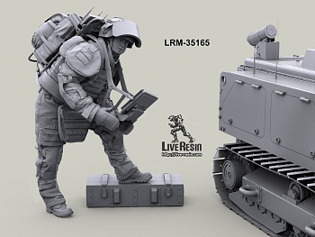 LRM35165 Современный Российский сапер в тяжелом костюме разминирования, оператор саперного робота УРАН-6