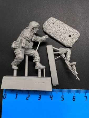 5082ТБ ВИМ, пригнувшийся боец (Росгвардия) стреляющий из автомата с подствольником Три Богатыря