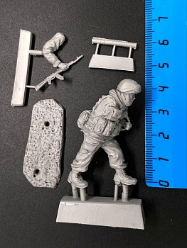 5087ТБ ВИМ, идущий боец (Росгвардия) с автоматом и гранатометом