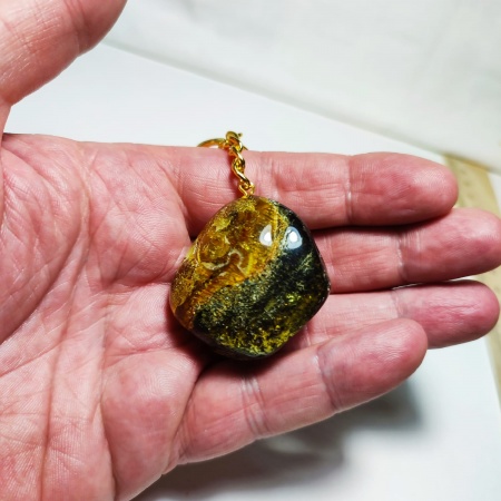 AAM0014 Уникальный брелок из натурального балтийского янтаря с инклюзами