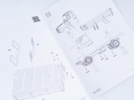 1260KIT Сборная модель ЗИЛ-4333 бортовой AVD Models