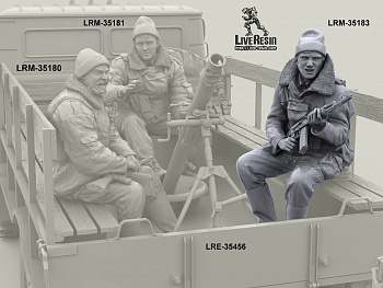 LRM35183 Военнослужащие ВВ, расчет 82 мм миномета и радист в кузове грузовика, позируют фотографу - 4