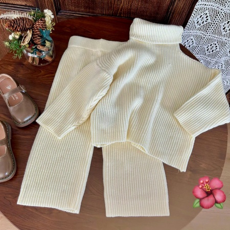 Детский вязанный костюм