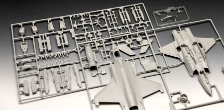 03868RE Истребитель-бомбардировщик F-35A Lightning II Revell