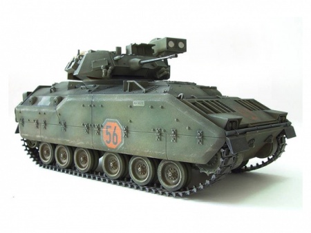 35132T Американский БTР M2 Bradley IFV с внутренним интерьером, 1фигура. Tamiya