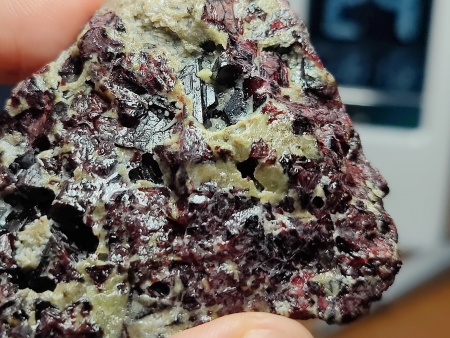 AAM0044 Кристаллы шпинели техногенного происхождения, Средний Урал.