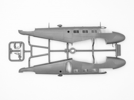 48185 C18S,Американский пассажирский самолет 1:48 ICM