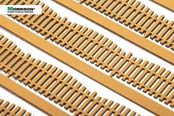 009zp027 Деревянный забор-штакетник фигурный (высота 1,5 см). Общая длина в наборе 70 см.