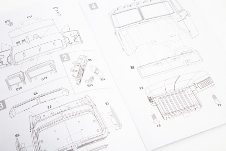 1398AVD Сборная модель Вахтовый автобус НЕФАЗ-42112 (4320) AVD Models