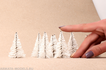 012ez005 Белые ёлочки для архитектурных макетов. Высота 5-6 см. Набор 10 штук.