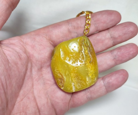 AAM0014 Уникальный брелок из натурального балтийского янтаря с инклюзами