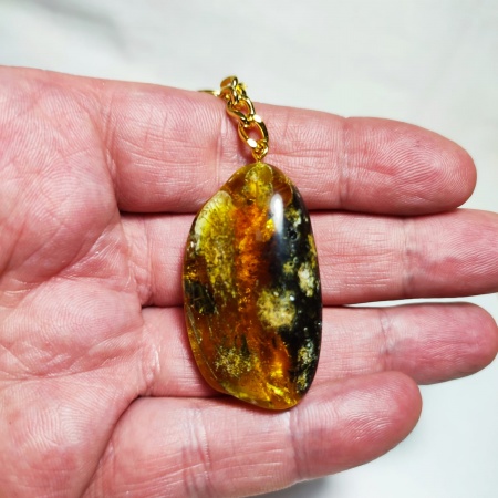 AAM0014 Уникальный брелок из натурального балтийского янтаря с инклюзами