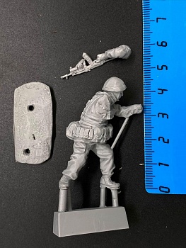 5085ТБ ВИМ, стоящий боец (Росгвардия) стреляющий из автомата с подствольником