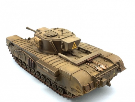 35210T Английский тяжелый пехотный танк Mk.IV Churchill Mk.VII с 3 фигурами танкистов и 1 фигурой угощающего фермера Tamiya