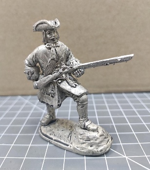 4204ТБ Пехота русской армии Петра 1, Пеший фузилер заряжающий ружье стоя на камне