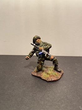 5072ТБ СВО, стоящий на колене морпех бросающий гранату