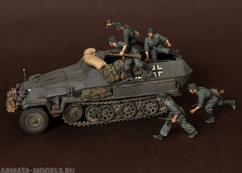 SOGA-9 German Panzergrenadiers in  battle. WW II
