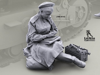 LRM35142 Девушка связист у орудия