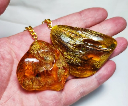 AAM0014 Уникальный брелок из натурального балтийского янтаря с инклюзами