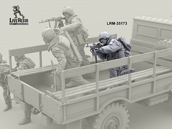 LRM35173 Военнослужащий ВВ, ведет огонь из пулемета ПКМ с колена, версия в шлеме ССШ-94