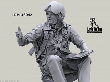 LRM48042 Советский пилот с картодержателем в кабине вертолета Ми-8,  с парашутом С4У, фигура 11.
