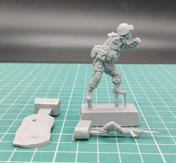 5077ТБ ВИМ, стоящий морпех стреляет из автомата, 1/35