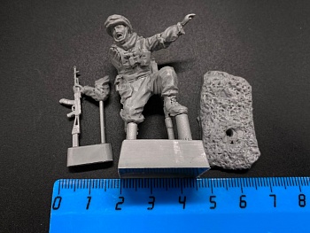 5080ТБ ВИМ, стоящий на одном колене командир (Росгвардия) указывающий рукой