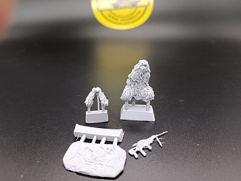 5071ТБ СВО, стоящий на коленях морпех в маскхалате смотрящий в монокль