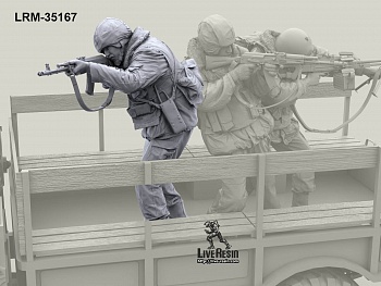 LRM35167 Военнослужащий ВВ, ведет огонь из автомата