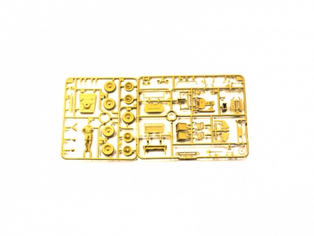 35238T Автомобиль Kubelwagen Type 82 (афр. корпус) с 1 фигурой Tamiya