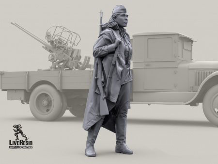 LRM35190 Девушка-зенитчица в карауле Live Resin