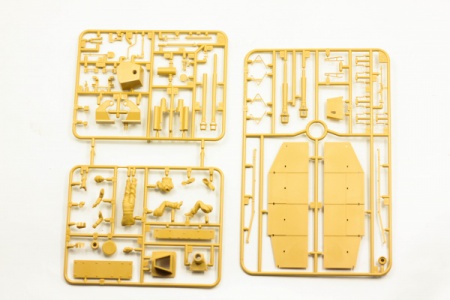 35197 Cамоходное орудие Sturmgeschuetz III Ausf.G (ранняя версия) c 2 фигурами танкистов Tamiya