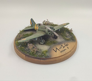 HE-48019 Подставка Летная стоянка на деревянной основе  диаметр  20см