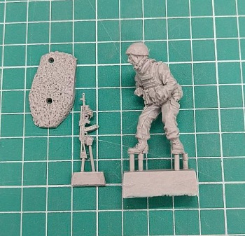 5091ТБ ВИМ, пригнувшийся боец (Росгвардия) крадущийся с автоматом, 1/35