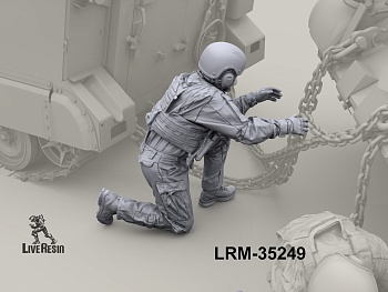 LRM35249 Современный Российский танкист - цепляет угнанный БТР М113 к танку (Не для свободной продажи)