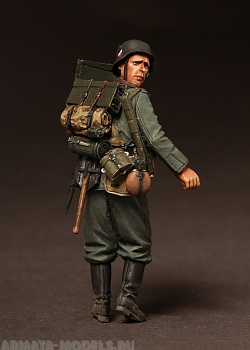 3533SOGA The German infantryman on march. 1939-42
