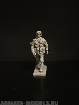 5053ТБ Боец придерживающий  автомат рукой