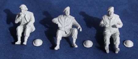 RV35028 British Commonwealth Universal Carrier Crew in Winter Uniform Riich Models