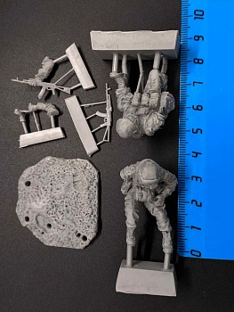 5089ТБ ВИМ, боец (Росгвардия) помогает раненному товарищу перевязать рану