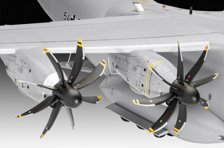 03929RE Военно-транспортный самолет Airbus A400M Люфтваффе Revell