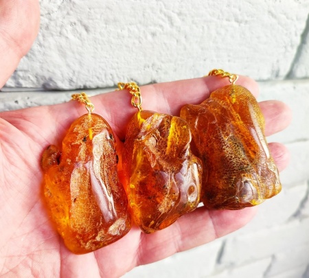 AAM0014 Уникальный брелок из натурального балтийского янтаря с инклюзами