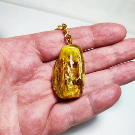 AAM0014 Уникальный брелок из натурального балтийского янтаря с инклюзами