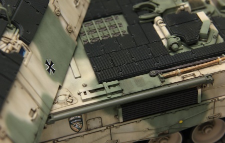 TS-019 GERMAN PANZERHAUBITZE 2000 SELF-PROPELLED HOWITZER w/ADD-ON ARMOR Meng