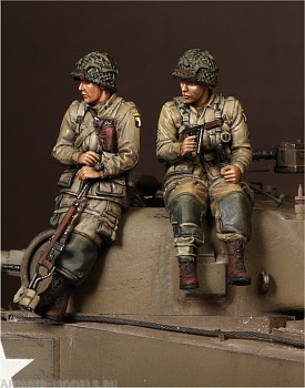 3603SOGA 1 Lieutenant  and sergeant 101st Airborne Division on Sherman.