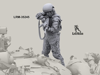 LRM35245 Современный Российский танкист - ведет огонь из за башни танка (Не для свободной продажи)