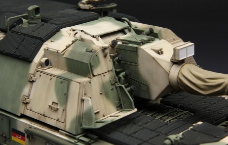 TS-019 GERMAN PANZERHAUBITZE 2000 SELF-PROPELLED HOWITZER w/ADD-ON ARMOR Meng