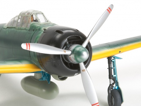 61108T Mitsubishi A6M3/3a (ZEKE), с четырьмя фигурами пилотов Tamiya